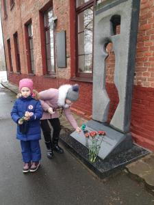 Возложение цветов к памятнику жертв фашизма